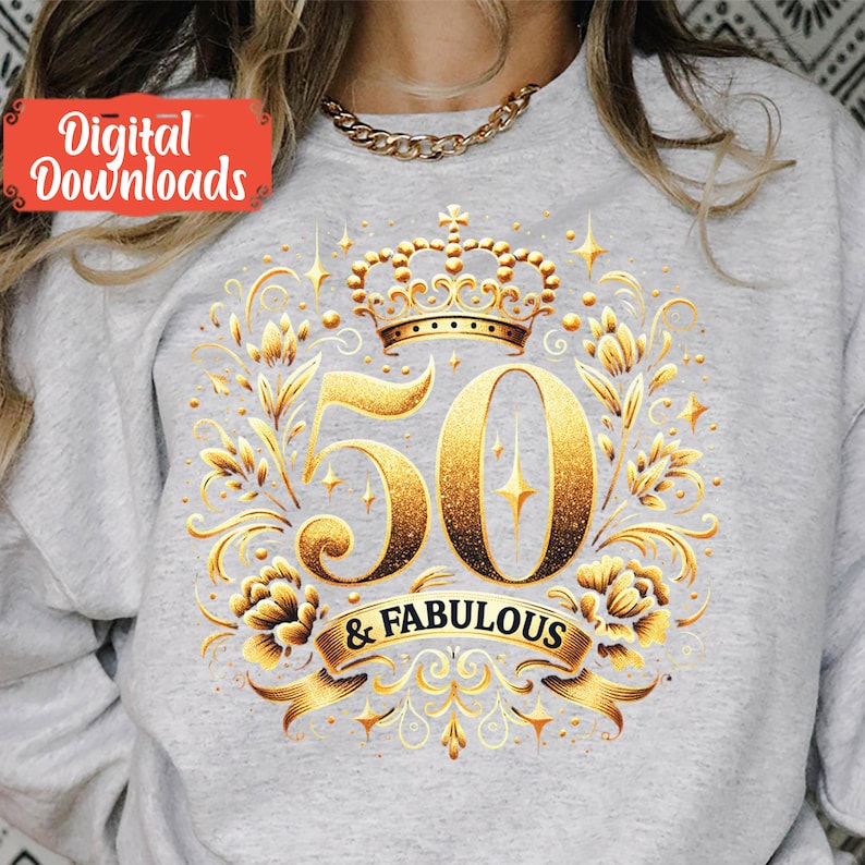 K&ouml;nnte beinhalten: Ein graues Sweatshirt mit einem goldenen Glitzerdesign, das eine Krone und die Zahl 50 zeigt, mit dem Text "& FABULOUS".