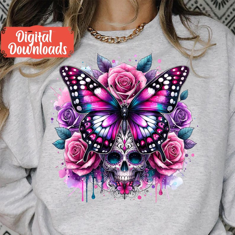 Peut inclure: Un papillon color&eacute; aux ailes roses et violettes est superpos&eacute; &agrave; un cr&acirc;ne de sucre avec des accents floraux. Les ailes du papillon sont largement d&eacute;ploy&eacute;es et le cr&acirc;ne est entour&eacute; de fleurs roses et violettes. L'arri&egrave;re-plan est une aquarelle rose et violette.