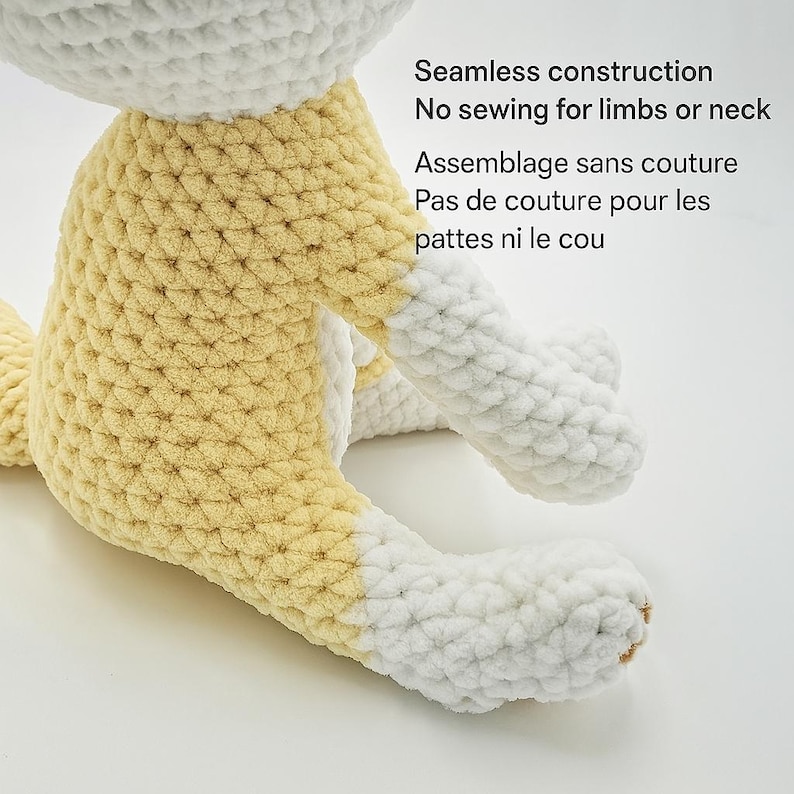 Pu&ograve; includere: Un animale di peluche fatto a mano, all'uncinetto in giallo e bianco. Il giocattolo ha una costruzione senza cuciture, senza cuciture per gli arti o il collo. Il testo sull'immagine dice: "Seamless construction, No sewing for limbs or neck, Assemblage sans couture, Pas de couture pour les pattes ni le cou."