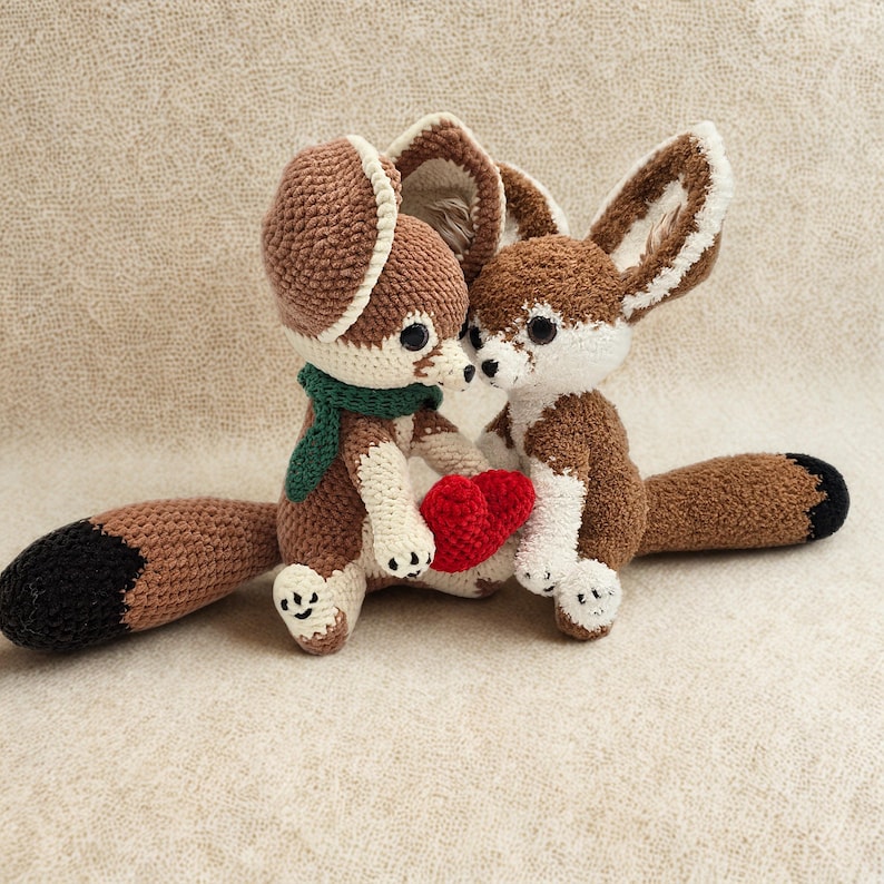 Right fennec in Little Bunny, left in Parfait Chunky.                                                                                         Fennec de droite en Little Bunny, fennec de gauche en Parfait Chunky.