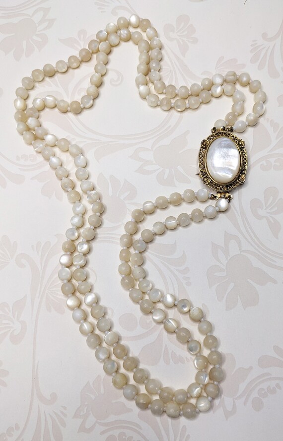 Vintage Mother of Pearl Necklace Gold Tone Clasp … - image 4