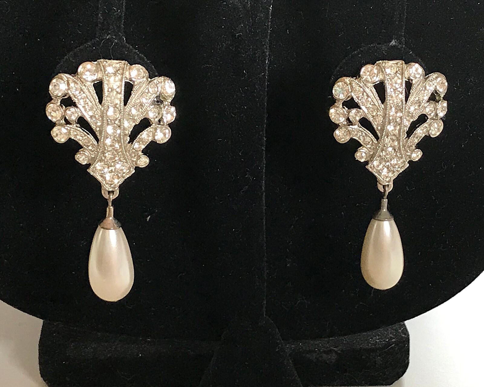 Long Floral Design Pearl & Crystal Dangle Drop Earrings Silver Tone Bridal Prom 