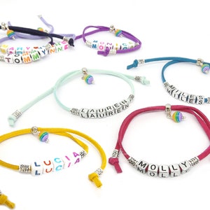 Braccialetto personalizzato con ciondolo arcobaleno - braccialetti di amicizia regolabili per bomboniere per bambini.