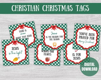 Op de afbeelding: Een verzameling christelijke kerstlabels met verschillende boodschappen. Elk label heeft een rood-witte geschulpte rand, een groen-witte geruite achtergrond en een rode strik. Boodschappen zijn onder meer "Jezus is het licht" en "Er is voor je gebeden".