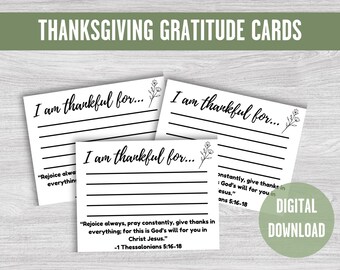 Puede incluir: Tres tarjetas de gratitud rectangulares blancas para Acción de Gracias con el texto negro I am thankful for, líneas para escribir, una pequeña ilustración floral y el versículo bíblico 1 Tesalonicenses 5:16-18 impreso al pie de cada tarjeta.