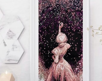 Può includere: Una stampa incorniciata di una donna in un abito rosa che raggiunge un cielo stellato. Lo sfondo è di un viola scuro con una dispersione di stelle bianche.