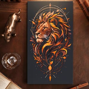 Op de afbeelding: Een rechthoekige wandkunstprint met een gestileerde leeuwenkopillustratie in oranje, gele en gouden tinten tegen een donkergrijze achtergrond, omringd door ingewikkelde geometrische lijnen, bladmotieven en kleine stervormige accenten.