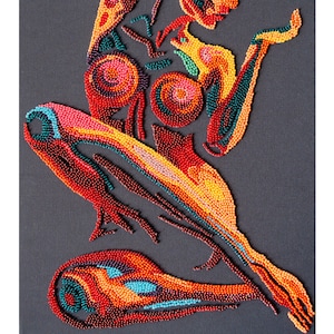 Könnte beinhalten: Abstrakte Perlenkunst in Rot-, Orange-, Gelb- und Türkistönen auf grauem Hintergrund. Das Kunstwerk zeigt organische Formen und Muster mit einem strukturierten Aussehen, das durch die Perlen erzeugt wird. Das Stück weckt ein Gefühl von Bewegung und Energie.