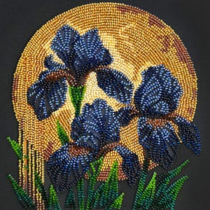 Può includere: Un'opera d'arte in perline raffigurante fiori di iris blu scuro con steli e foglie verdi, su uno sfondo dorato a forma di sole. L'intricato lavoro di perline crea un effetto strutturato su una tela nera, mostrando un tema floreale.
