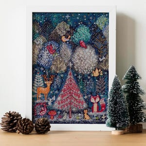 Pode incluir: Um padrão de ponto cruz que representa uma cena de floresta de inverno com uma árvore de Natal vermelha e branca, um veado, uma raposa e um coelho. O fundo é azul escuro com flocos de neve brancos.