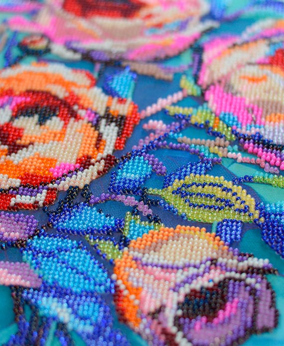 ビーズ刺繍キット 咲くバラ、ビーズで飾ったカラフルなバラ、花の刺繍