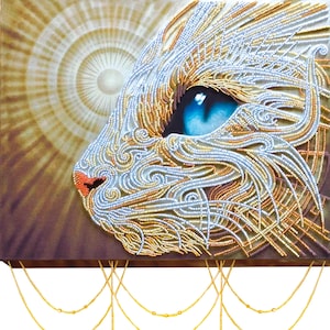 Puede incluir: Primer plano de la cara de un gato blanco con un ojo azul, hecho con cuentas y lentejuelas. La cara del gato está rodeada por un halo dorado.