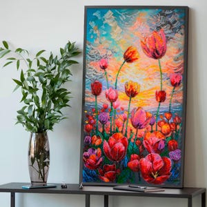 Könnte beinhalten: Ein gerahmtes Diamantbild, das eine Tulpenwiese mit roten, orangen und gelben Tulpen vor einem farbenfrohen Sonnenuntergangshimmel zeigt.