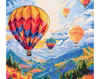 Könnte beinhalten: Ein farbenfrohes Kreuzstich-Landschaftsbild mit Heißluftballons, die über einer Bergkette schweben. Die Ballons sind in verschiedenen Farben gehalten, darunter Rot, Gelb und Blau. Die Berge sind in Blau- und Grüntönen gehalten, mit einem Blumenfeld im Vordergrund.