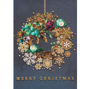 Puede incluir: Una tarjeta gris oscuro con una corona de cuentas doradas y el texto "Merry Christmas". La corona está hecha de cuentas doradas, cuentas verdes y flores rojas y blancas.