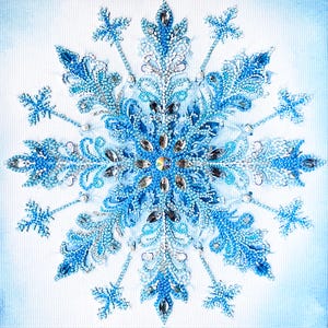Könnte beinhalten: Nahaufnahme eines detaillierten, funkelnden Schneeflocken-Designs in Blau- und Silbertönen. Die Schneeflocke ist mit vielen kleinen, runden und ovalen Kristallen verziert, die einen schimmernden Effekt erzeugen. Das Design ist auf einem weißen Hintergrund zentriert.