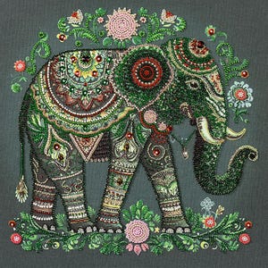 Peut inclure: Un éléphant en perles vert, rouge et or avec des motifs floraux complexes. L'éléphant est debout sur un fond vert avec des fleurs.