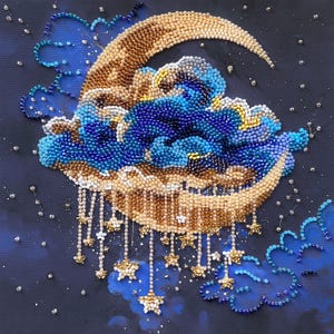 Peut inclure: Une œuvre d'art perlée représentant un croissant de lune, des nuages et des étoiles. La lune est dorée, les nuages sont bleus et blancs. Des étoiles pendent de la lune, et le fond est bleu foncé.