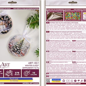 Peut inclure: Un kit de broderie de perles comprenant deux ornements ronds avec des sc&egrave;nes d'hiver. Les ornements mesurent 6,6 cm de diam&egrave;tre et repr&eacute;sentent un bonhomme de neige et une for&ecirc;t d'hiver. Le kit comprend 378 perles, 10 couleurs et une toile d'art naturelle. Le kit est intitul&eacute; "ABT-031 Winter Guest".