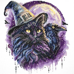 Op de afbeelding: Kruissteekontwerp met een zwarte kat met een heksenhoed en een raaf, tegen een paarse en gele maanachtergrond. De kat heeft gele ogen en de raaf zit ernaast. Het ontwerp heeft een Halloween-thema.