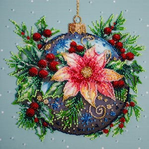 Peut inclure: Une boule de Noël bleue décorée d'une étoile de Noël, de feuilles de houx et de baies rouges. La boule est entourée de feuillage vert et de flocons de neige blancs.