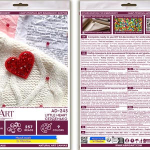 以下が含まれることがあります： 白いケーブル編みのセーターに赤いビーズのハートが付いたDIY刺繍キット。キットには、チェコビーズ、天然アートキャンバス、説明書が含まれています。パッケージの寸法は5.3cm x 4.7cmです。