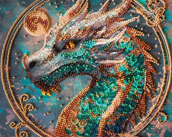 Könnte beinhalten: Detaillierte Perlenkunst mit einem Drachenkopf in einem kreisförmigen Rahmen. Der Drache ist in Türkis-, Grün- und Goldtönen gehalten, wobei aufwendige Perlenarbeiten Schuppen und Details erzeugen. Eine kleine, perlenbesetzte Sonne ist sichtbar.
