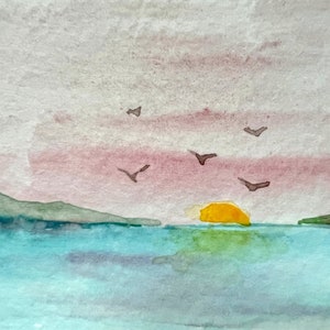 Acquerello originale ACEO Art Card, oceano, paesaggio marino all'alba, uccelli marini, colline lontane, natura, miniatura acquerello OOAK art, di H Clements
