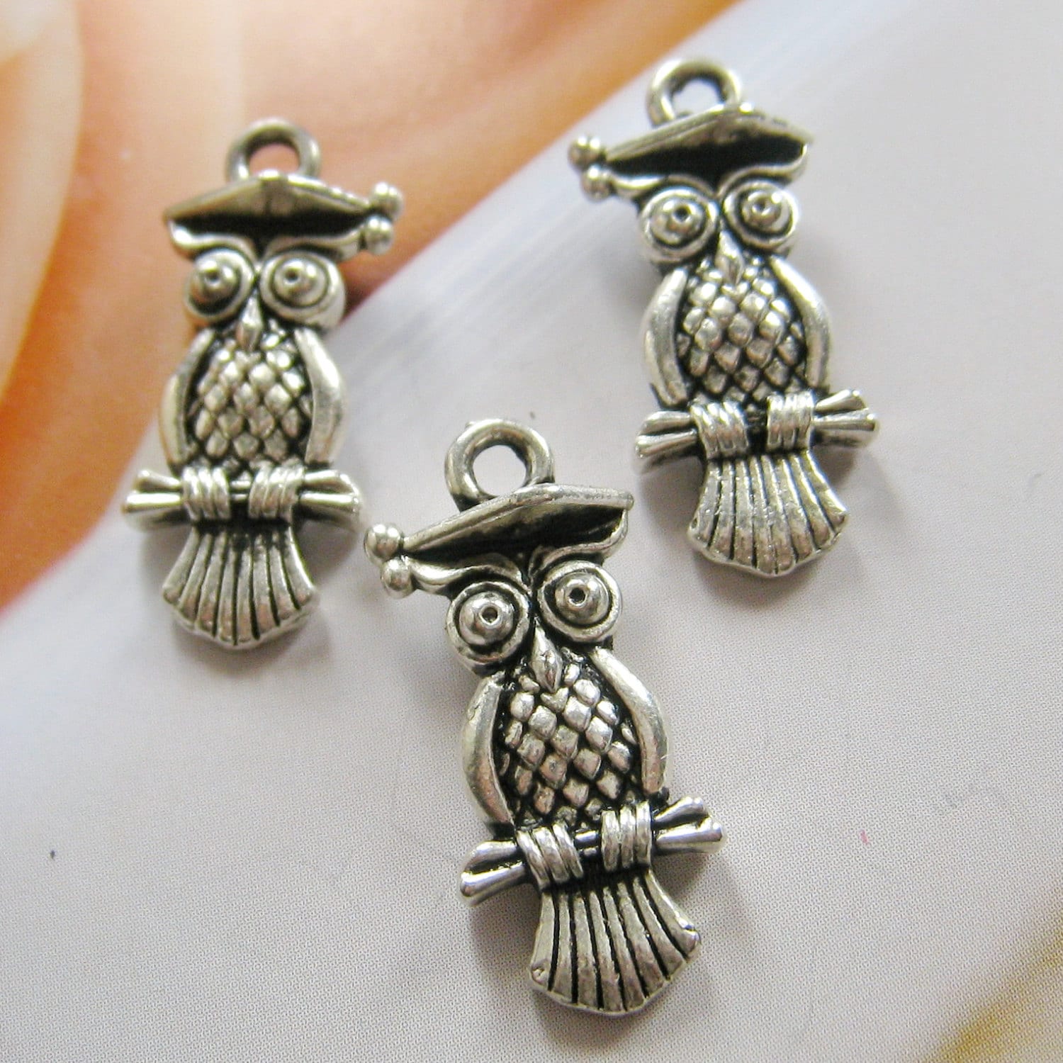 20 pcs - 21mm Antique silver owl charm (C005)