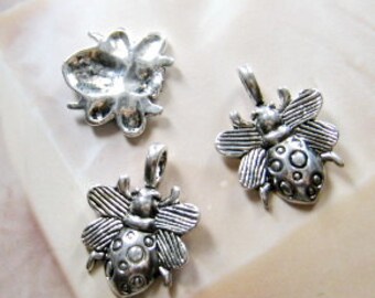 8 pcs 25x20mm - Silver plated flying beatle charms (CM021)