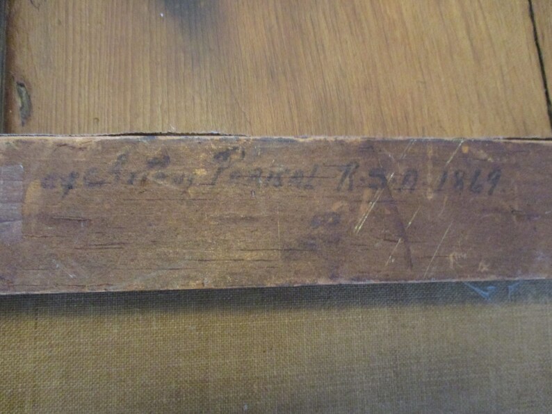 Może przedstawiać: Zbliżenie drewnianej ramy z napisem "C.H. Gray Painted K.S.D. 1869" napisanym czarnym atramentem.