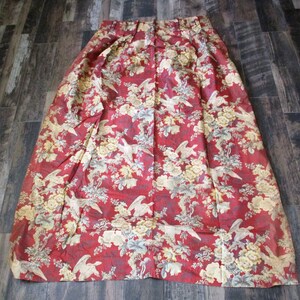 Puede incluir: Tela roja con un patr&oacute;n floral y de p&aacute;jaros. La tela tiene un dise&ntilde;o plisado y es adecuada para cortinas o tapicer&iacute;a.