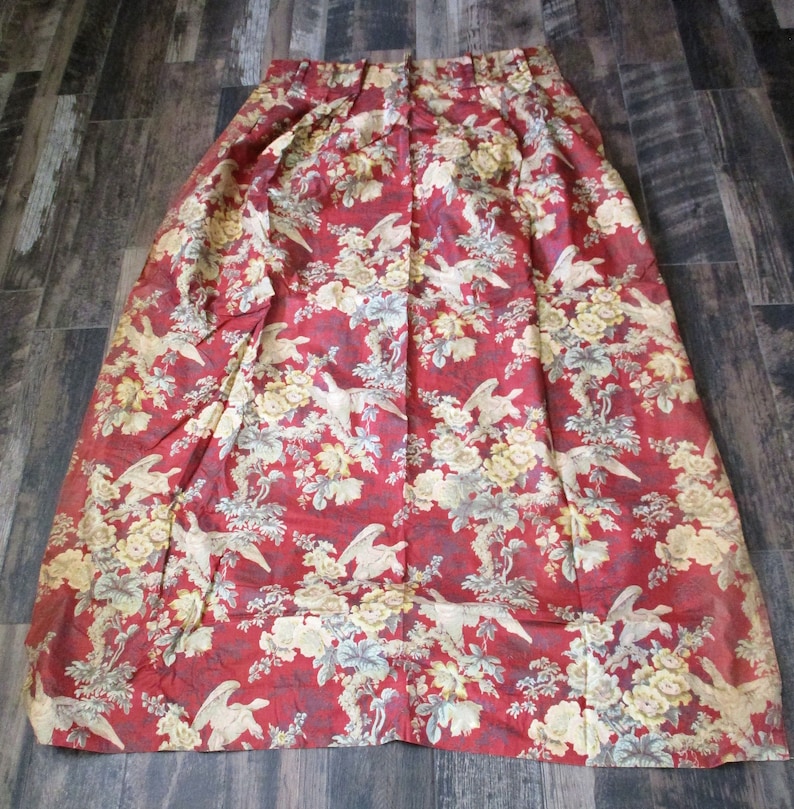 Puede incluir: Tela roja con un patr&oacute;n floral y de p&aacute;jaros. La tela tiene un dise&ntilde;o plisado y es adecuada para cortinas o tapicer&iacute;a.