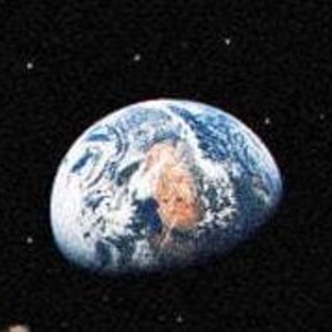 Könnte beinhalten: Ein blauer und weißer Globus der Erde vor einem schwarzen Hintergrund mit Sternen.