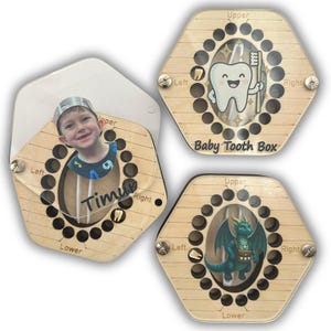 Puede incluir: Cajas de dientes de bebé de madera con diseño hexagonal. Una caja presenta la foto de un niño con el nombre "Timur". Otra tiene un diente de dibujos animados con un cepillo de dientes y el texto "Baby Tooth Box". La tercera caja muestra una ilustración de un dragón.