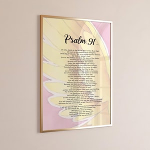 Puede incluir: Un cuadro decorativo enmarcado que presenta el texto del Salmo 91 en fuente serif negra. El fondo muestra una suave ilustración estilo acuarela de grandes alas estilizadas en tonos amarillo pálido y rosa claro, dentro de un marco dorado fino.