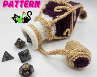 Puede incluir: Una botella de poción de crochet con un diseño morado y marrón. La botella tiene una parte superior de crochet blanco y un asa de crochet marrón. La botella está abierta y hay varios dados negros dentro.