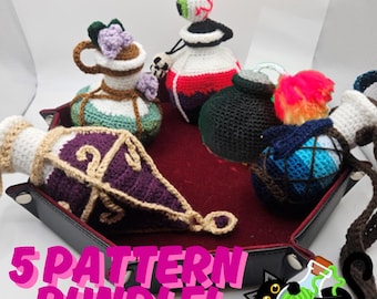Puede incluir: Cinco patrones de botellas de poción de crochet. Los patrones incluyen una botella de poción morada, una botella de poción verde, una botella de poción negra, una botella de poción azul y una botella de poción roja. El texto "5 PATTERN BUNDLE!" está en letras rosas sobre un fondo blanco.