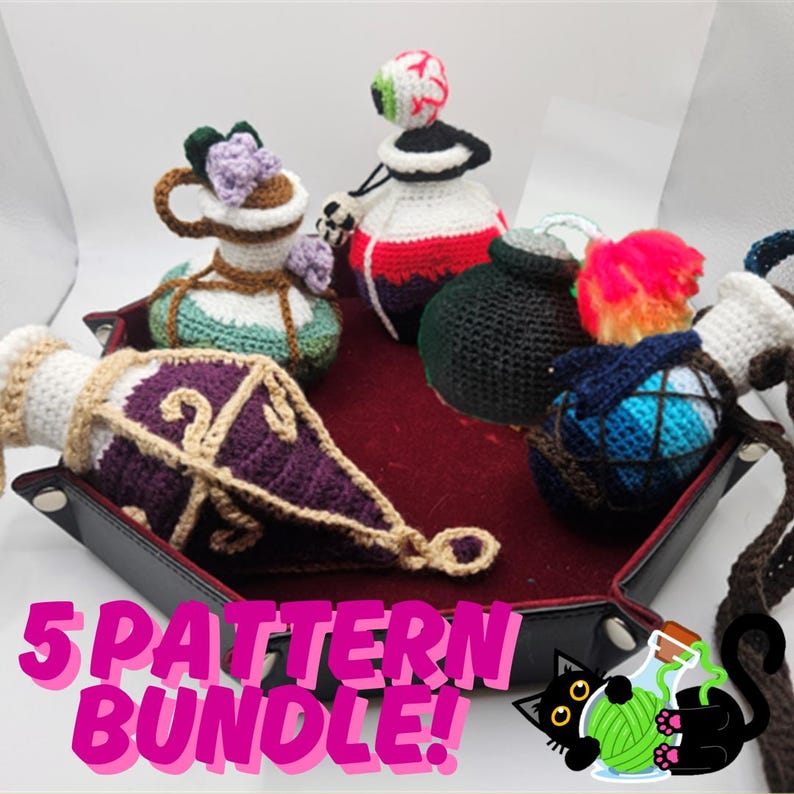 Peut inclure: Cinq patrons de bouteilles de potion au crochet. Les patrons comprennent une bouteille de potion violette, une bouteille de potion verte, une bouteille de potion noire, une bouteille de potion bleue et une bouteille de potion rouge. Le texte "5 PATTERN BUNDLE!" est en lettres roses sur fond blanc.