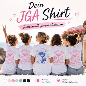 Könnte beinhalten: Fünf weiße T-Shirts mit Grafikdrucken auf der Rückseite. Vier Shirts zeigen eine rosa Cocktailglas-Grafik mit dem Text Bride To Be und Girls Crew. Das mittlere Shirt zeigt eine blaue Cocktailglas-Grafik mit dem Text Bride Mode on.