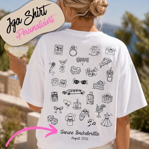 Könnte beinhalten: Ein weißes T-Shirt mit einer Ansammlung schwarzer Strichzeichnungen auf der Rückseite, darunter ein Diamantring, Cowboystiefel, eine Limousine und ein Kuchen. Der Text "Janine Bachelorette August 2026" steht unten auf dem Design.