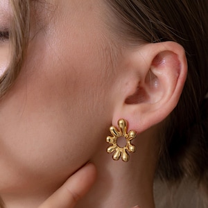 Flower Earrings, Gold Stud Earrings, Statement Earrings, Gold Jewelry, Gold Earrings, Unique Earrings, Gift for Her, Flower Stud Earrings