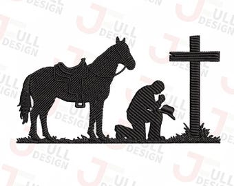 Könnte beinhalten: Schwarze Silhouette eines Pferdes mit Sattel, einer knienden Person im Gebet und einem Kreuz. Das Pferd steht links, die Person kniet in der Mitte und das Kreuz befindet sich rechts. Das Design befindet sich auf weißem Hintergrund.