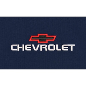 Puede incluir: Tela azul marino con el logotipo de Chevrolet bordado en blanco, rojo y negro. El logotipo de Chevrolet es una forma de pajarita estilizada. La palabra "CHEVROLET" está bordada en blanco debajo.