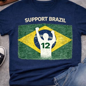 Diseño de camiseta PNG del Mundial de Brasil 2026, gráfico vintage de la bandera de Brasil para fútbol, descarga digital. imagen 2