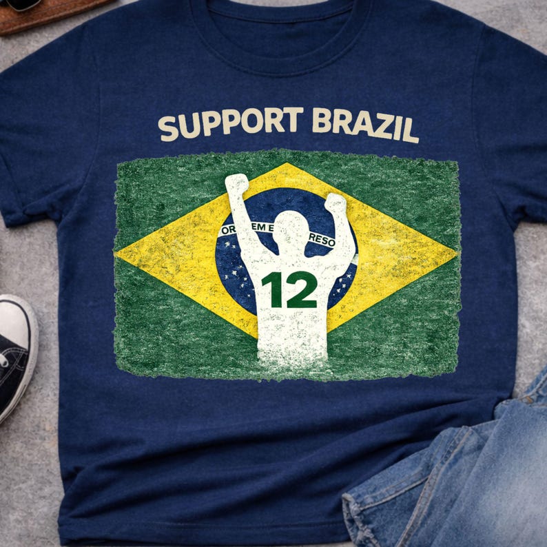 Diseño de camiseta PNG del Mundial de Brasil 2026, gráfico vintage de la bandera de Brasil para fútbol, descarga digital. imagen 2