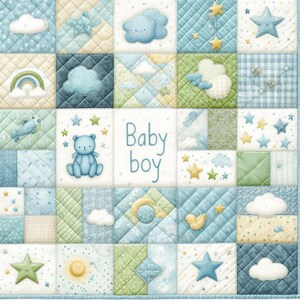 Op de afbeelding: Een patchwork babyquilt in tinten blauw, groen en geel. De quilt heeft vierkanten met wolken, sterren, een teddybeer en de woorden "Baby boy". De quilt is gewatteerd met een ruitpatroon.