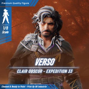 Może przedstawiać: Szczegółowa figurka mężczyzny z długimi, ciemnymi włosami z białymi pasmami. Nosi ciemny płaszcz z futrzanym kołnierzem i złotymi akcentami. Figurka jest oznaczona jako "VERSO" i "CLAIR OBSCUR - EXPEDITION 33". Skala 1:8.
