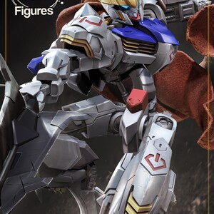 Figurine 3D à peindre du Gundam Barbatos de Mobile Suit Gundam Iron-Blooded Orphans, sculpture en résine représentant le mecha en pose de combat dynamique brandissant sa masse d'armes caractéristique, cape rouge flottante, posé sur un socle de ruines avec effets d'impact, armure grise et bleue aux détails angulaires, statue de collection garage kit créée par le sculpteur bulkamancer