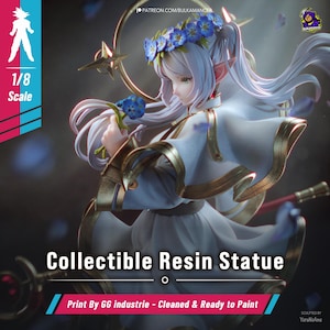 Peut inclure: Une statue de collection en résine à l'échelle 1/8 représentant un personnage elfe aux longs cheveux blancs, vêtu d'une tenue blanche et dorée avec une couronne de fleurs bleues. La figurine tient une fleur bleue et porte une auréole dorée.